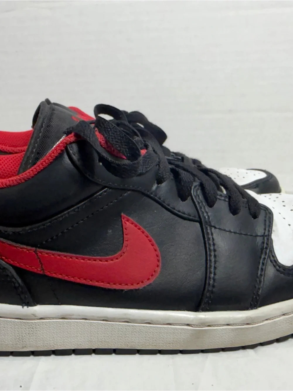 Nike Men's Black White and Red Low-Top Sneakers
